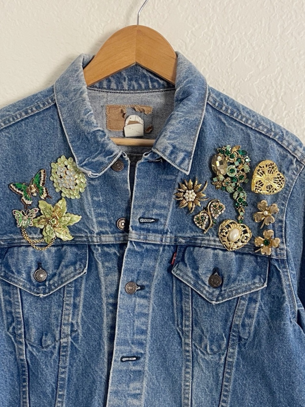 Brooch Crazy! Embellished Denim Jackets with antique brooches. - Picture 9 of 13
